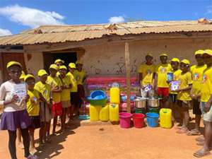 Caps besticken für die Schule in Madagaskar